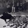 Le petintre termine sa grande peinture au sol en public lors du vernissage